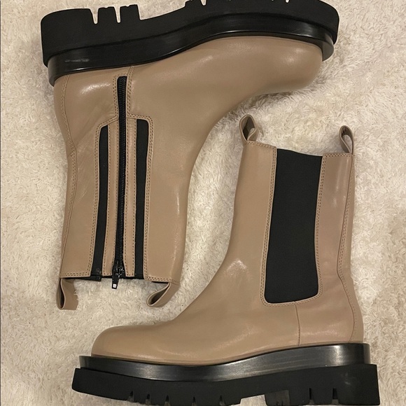 NWOB Jeffrey Campbell Tanked Boot in Taupe, Size 7.5 - Picture 3 of 12